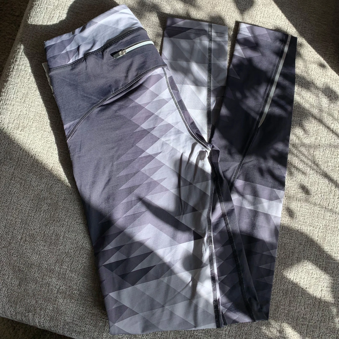 Gråmönstrade träningstights med smart bakficka  - 1