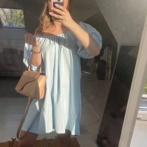 Supersöt klänning  - Supersöt klänning som man kan ha både on och off shoulder med en jätte gullig rosett på ryggen🥰