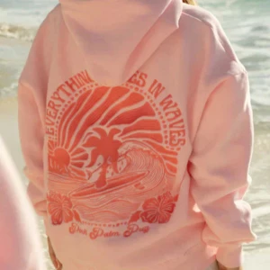 SÖKER Ljusrosa hoodie med tryck från Pink Palm Drop💗 - Söker en ljusrosa hoodie med stort tryck i rött på ryggen. Motivet har palmer, vågor, sol och blommor samt texten 'EVERYTHING COMES IN WAVES'. Hoodien har huva och långa ärmar, perfekt för strandhäng.💗