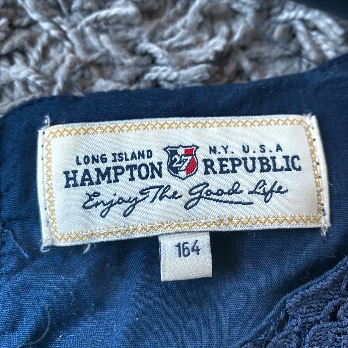 Marinblå spetsklänning från Hampton Republic - 2