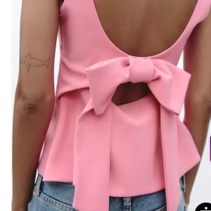 Zara topp - Zara topp som är väldigt populär. Aldrig använd och lappen sitter fortfarande kvar. Storlek xs💞