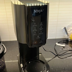 Ninja glassmaskin med tillbehör - Säljer en svart Ninja glassmaskin med digital panel och flera program för glass, sorbet, milkshake och smoothie bowl. Medföljer 3 stycken genomskinliga behållare med lock. Perfekt för hemmagjord glass och desserter. Allt på bilderna ingår, kan endast hämtas upp i Huddinge Segeltorp. Fraktar ej. Helt ny ninja cremi, endast använd 2 gånger för att testa. Köptes i december 2024, så som helt ny! 