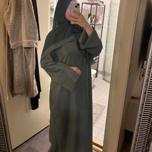 Grön Dubai linné abaya + hijab - Helt ny, aldrig använd! Endast testad på för bild  Sista pris 480kr  Str 58. Redan nedsatt pris! Går tyvärr inte ner mer i pris  -Made in Dubai  -material: Linné - Inga bud, köp direkt för det priset!🥰
