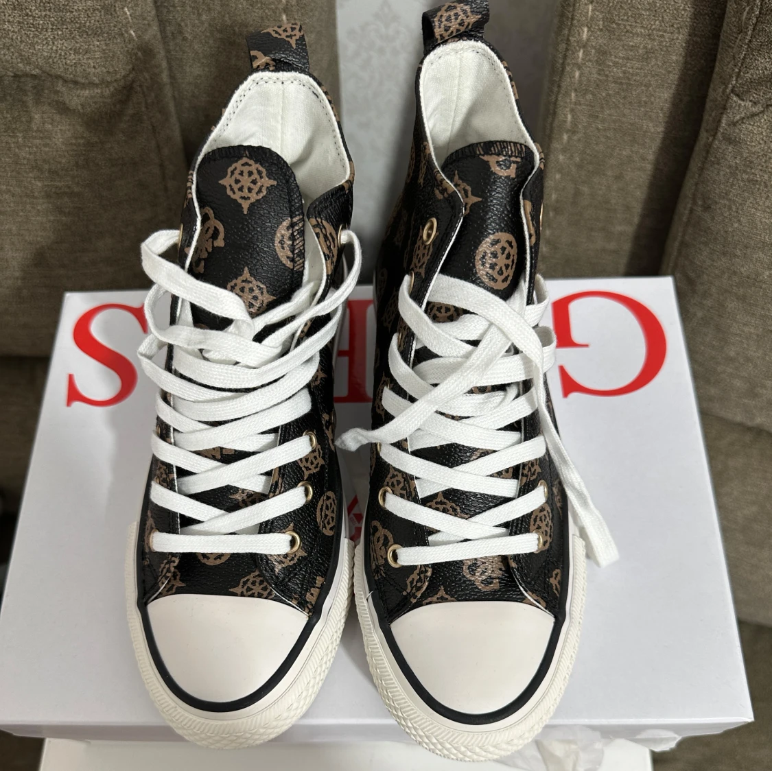 Svarta sneakers med mönster från Guess - 1