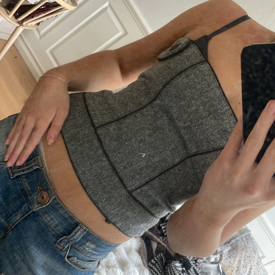 Grå croppad tubtopp med svarta sömmar