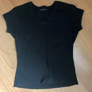 svart tshirt - svart tshirt med v-urringning