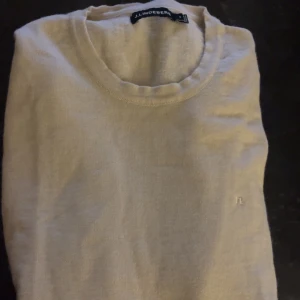 Vit tröja från J.Lindeberg - Säljer en stilren vit tröja från J.lindeberg med en diskret logga på bröstet. Tröjan är tillverkad i ett tunt, mjukt material som passar perfekt till vår och sommar. Tröjan är använd 1-2 ggr och är i mycket bra skick. Skriv vid frågor!