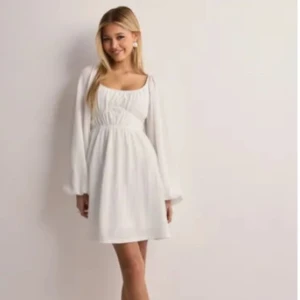 Nelly klänning - Söt sommarklänning från Nelly som endast använts en gång, nyskick🥰