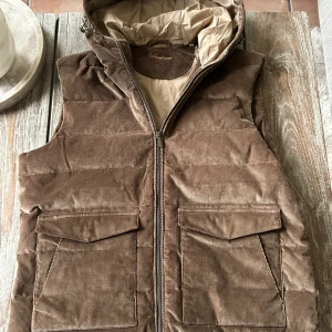 Väst från stenströms L sitter som M - Fin väst från stenströms i brun manchester ny pris 6000 mitt pris 2100 storlek L sitter som M väldigt bra skick använd 1-3 gånger 