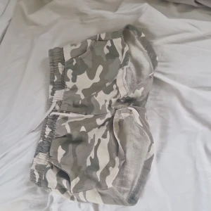 Camo shorts med snörning - Snygga camouflage shorts till sommaren i mjukis matrial💫