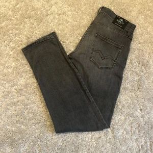 Replay jeans - Tja säljer dessa gråa Replay jeans i stl W28 L32. Hör av er om ni har några frågor!👖