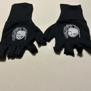 Vantar med Elinore. Onesize broderade - Vantar med Elinore. Onesize. Helt nya. Stretchig bomullstrikå. Helt nya.