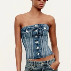 Jeanstopp Zara - Säljer en jättesnygg jeanstopp från Zara. Det är en najs tubtopp. Storlek L men passar M även då den är ganska liten i storlek. Endast använd 1 gång.