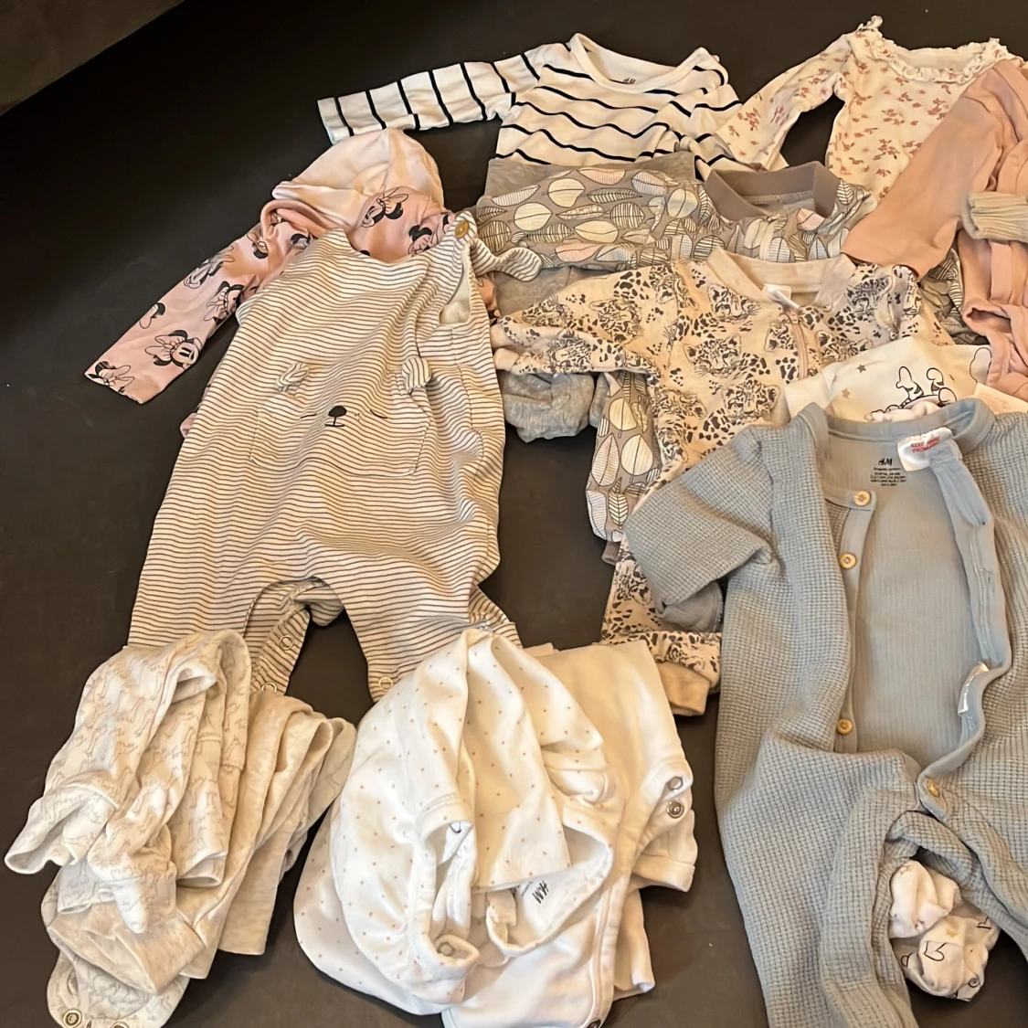 Kläder för bebisar från 1-3 månader från HM, Lindex, newbie, allt för 500kr