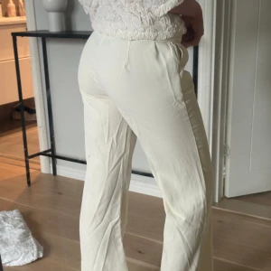 Vit/beige kostymbyxa - Väldigt snygga men passar tyvärr inte mig. Dem är aldrig använda🩷