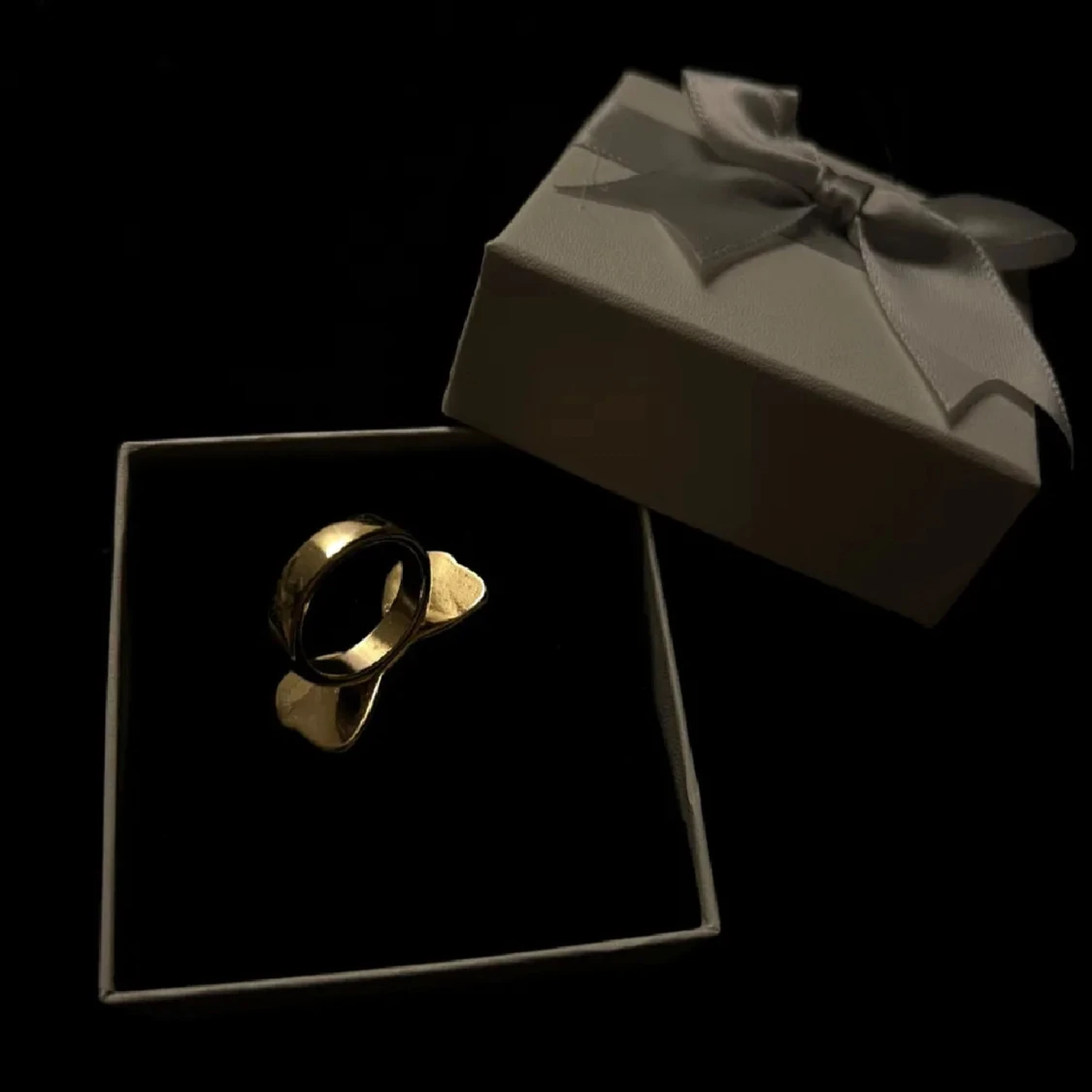 Guldig rosett ring  - 1