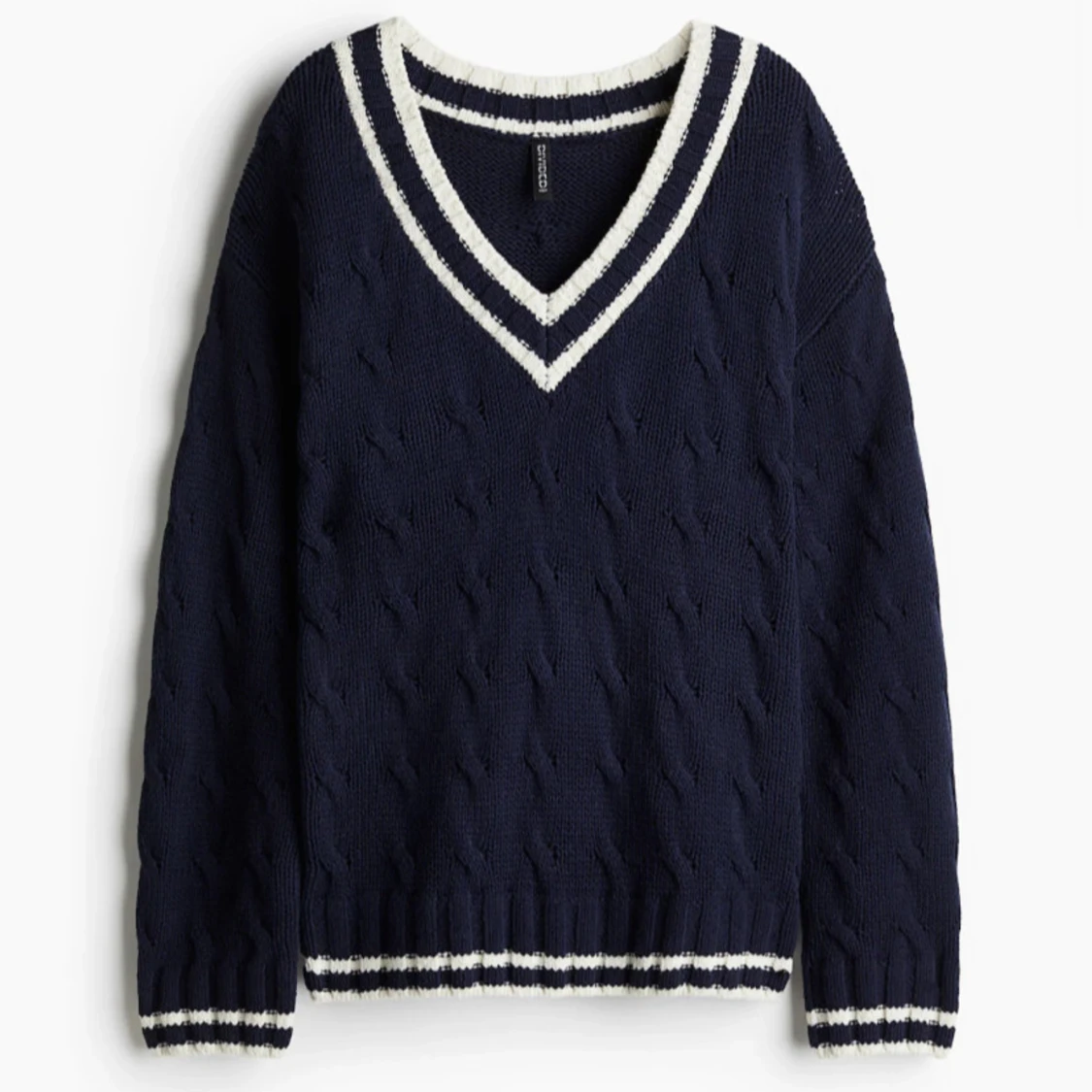 Mörkblå stickad tröja med v-ringning - 4