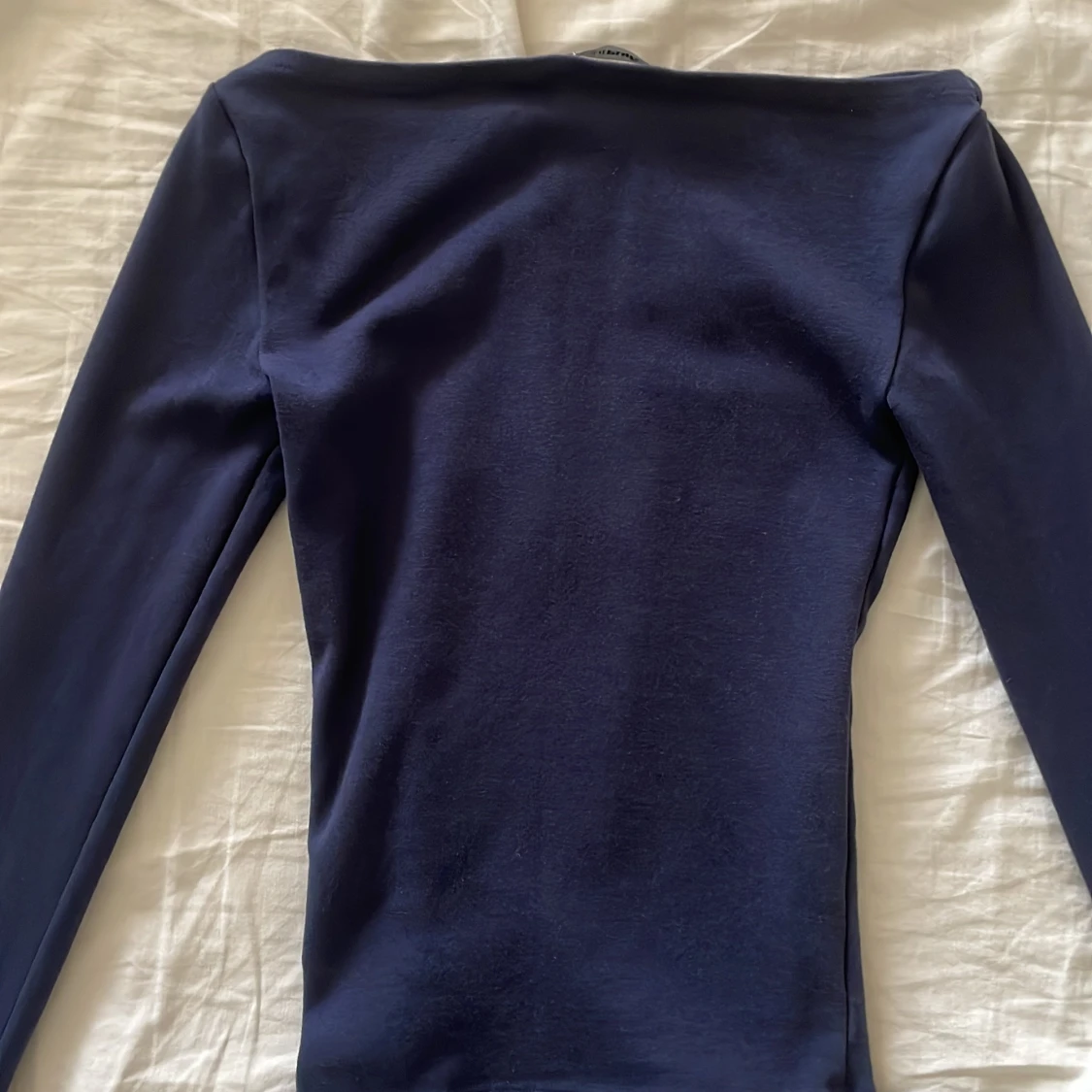 Mörkblå långärmad topp med bred halsringning - 2