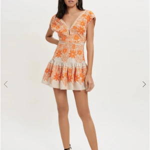 Slutsåld Maje klänning - Intressekoll på denna otroliga och slutsålda Maje klänningen! Tyvärr aldrig kommit till användning, så prislapp kvar. Har inga bilder på tyvärr 🩷köpt för 3250!