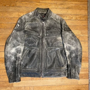 Motojacka läder  - Vintage Motojacka i 100% äkta läder. Jackan har tyngd till sig och många detaljer. Sparsamt använd och sällsynt.  Storlek Large / XL . Croppad fit.  DM  för mått och fler bilder. 