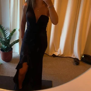 mörkblå balklänning!! - Säljer en så fin mörkblå balklänning, då jag köpte två! Helt slut såld p zalando!!Oanvänd med prislapp!! (klänning är inte kort utan går ner till marken)💞