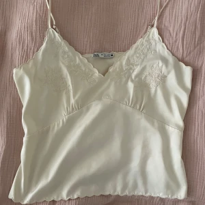 Vit satinlinne från Zara - Fint satinlinne från Zara