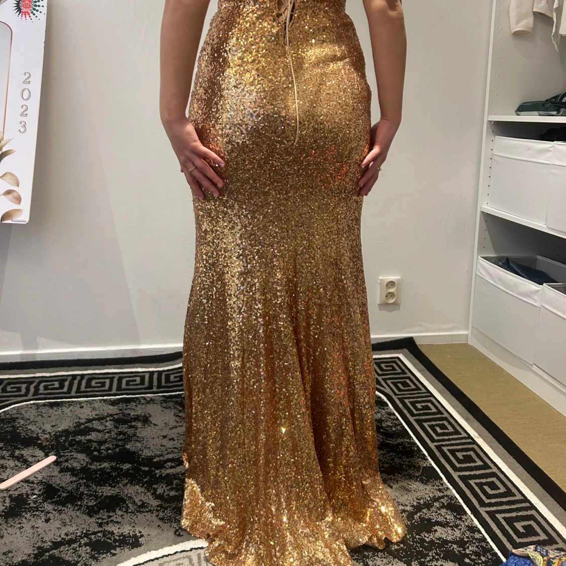 Glittrig guldig långklänning med snörning i ryggen - 3