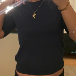 Mörkblå stickad t-shirt - Skick 10/10- använd 1 gång. Trekvarts ärmar, går ner till naveln, jag är 155. Nypris: 100kr. Köparen står för frakt! 