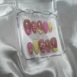 Summer Bloom Medium Almond - Mått:15-11-12-11-9 (MM) Handgjorda lösnaglar av högsta kvalitet!✨Vid rätt applicering & borttagning kan man använda dem flera gånger! Du får med prepkit & instruktioner💕