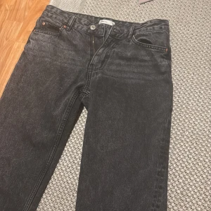 low weist byxor från gina tricot - Säljer ett par svarta jeansbyxor från Perfect Jeans i klassisk femficksmodell. Byxorna har raka ben och normal passform, med knapp och dragkedja framtill. Perfekta till många olika outfits. storlek 36, relativt nya använda få gånger