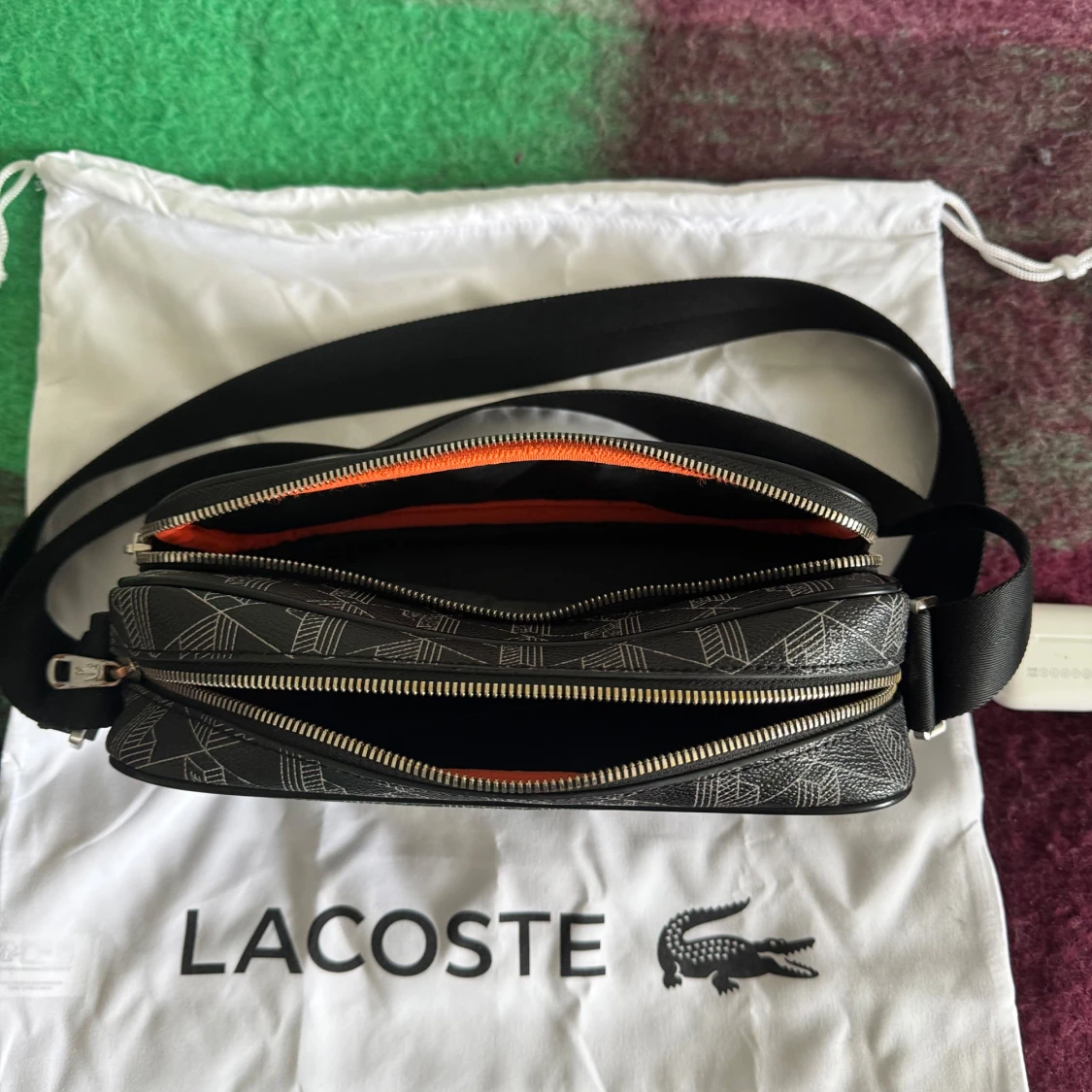 Svart axelväska från Lacoste med mönster - 3