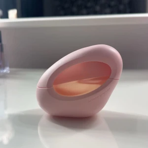 Ariana Grande MOD Blush 30ml - Säljer denna Ariana Grande MOD Blush 30ml då jag har andra parfymer jag använder mer. Endast använd ett fåtal gånger och mängden som är kvar syns på bilden. 