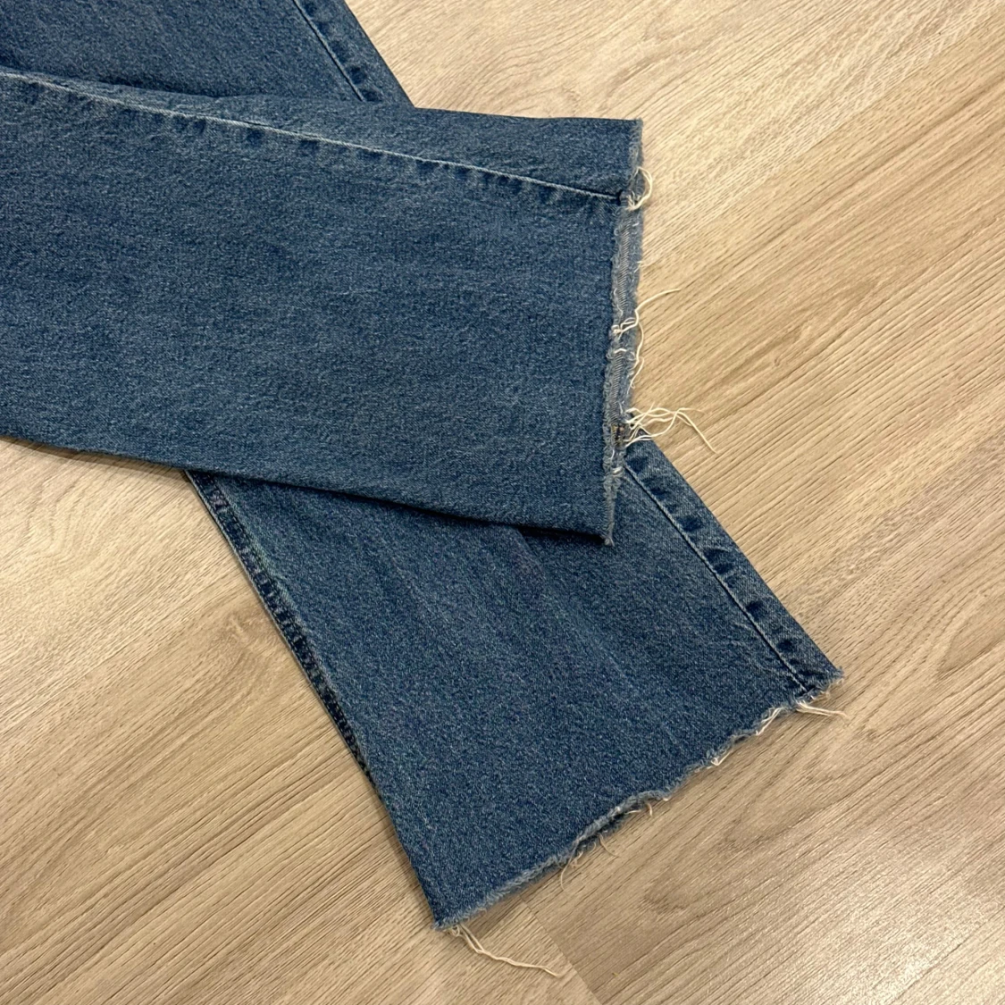 Blå wide jeans med råa kanter från H&M - 3