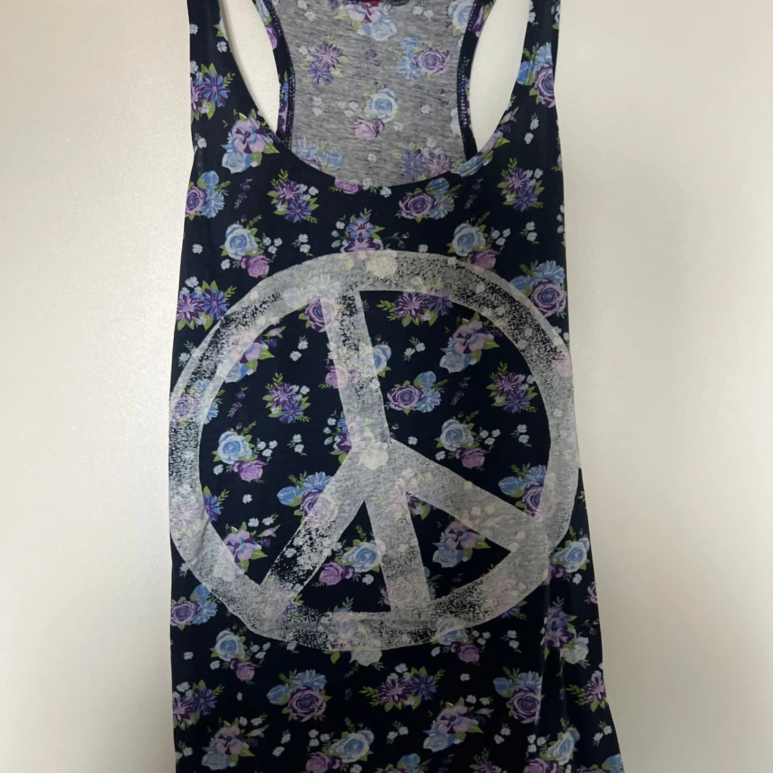 Blommig linne med peacemärke