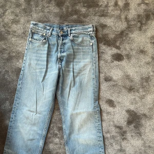 Ljusblå regular/baggy fit jeans från arket - Säljer ett par klassiska lite baggy ljusblå jeans från Arket. Extremt Sköna och Stillrena. Storlek 30/32.