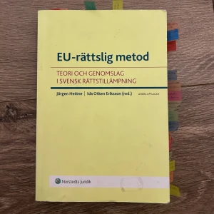 EU-rättslig metod: Teori och genomslag i svensk rättstillämpning - Säljer boken 'EU-rättslig metod: Teori och genomslag i svensk rättstillämpning' av Jörgen Hettne och Ida Otken Eriksson (red.). Perfekt för dig som pluggar juridik eller är intresserad av EU-rätt. Över- och understrykningar har gjorts, se bild 2. ISBN: 978-91-39-20594-4