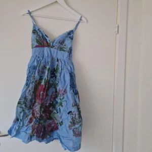 Sommarklänning mini  - Snygg minkkänning med v ringad, sitter super snyggt på. Fint skick