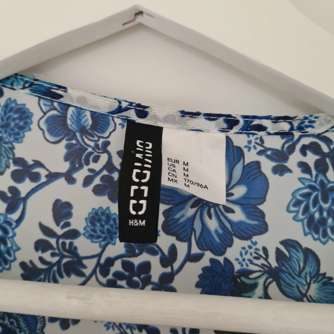 Blommig blå och vit tröja från H&M - 1