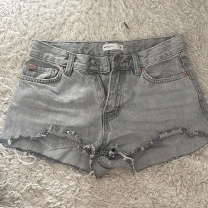 Grå jeansshorts med slitningar - Säljer ett par grå jeansshorts från Gina tricot som jag klippt själv, perfekt för sommaren