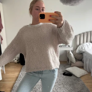 Stickad tröja - Säljer jätte fin stickad tröja ifrån vero Moda då den inte kommer till användning. Lite nopprig men fortfarande bra skick 
