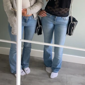 Ljusblå bootcut jeans - Säljer ett par lågmidjade ljusblå jeans med bootcut. Jag och min kompis har exakt samma jeans på oss bara att mina är uppsprättade längst ner och ett litet ”hål” på ena knät som syns på sista bilen, men det har jag tryckt bara gjort dom finare. Går ju självklart att göra hålet större om man vill ha lite ”roligare jeans” där det händer lite mer!
