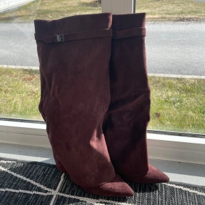 Bruna höga boots - Skitsnygga bruna Fold over boots. Endast testade då jag insåg att jag råkade köpa fel stolek. Dem är från pretty little thing. Skriv gärna om ni har frågor!💗