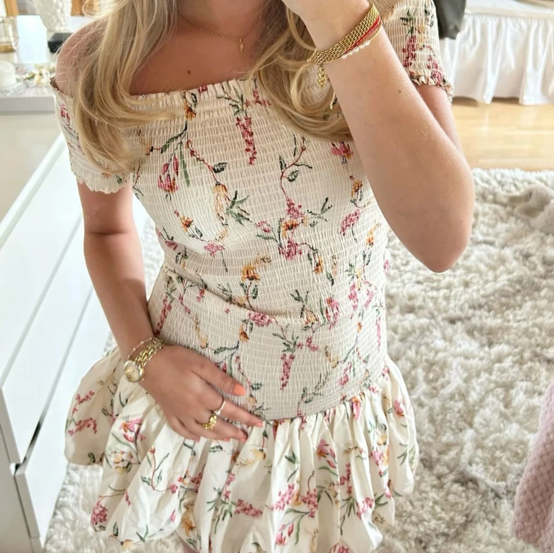 Blommig offshoulder klänning med volang