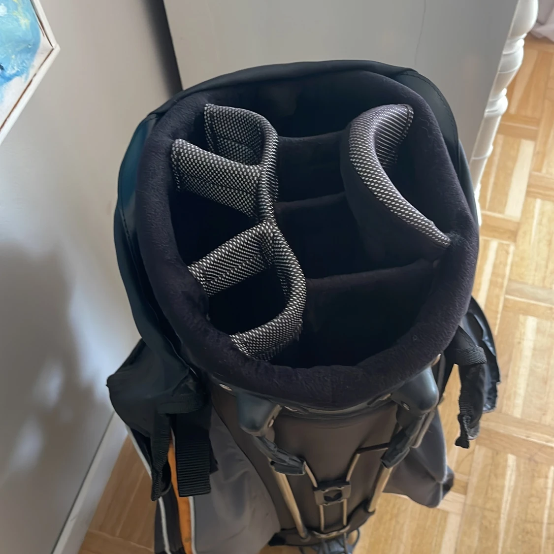 Svart och orange golfbag från DXT IZZO