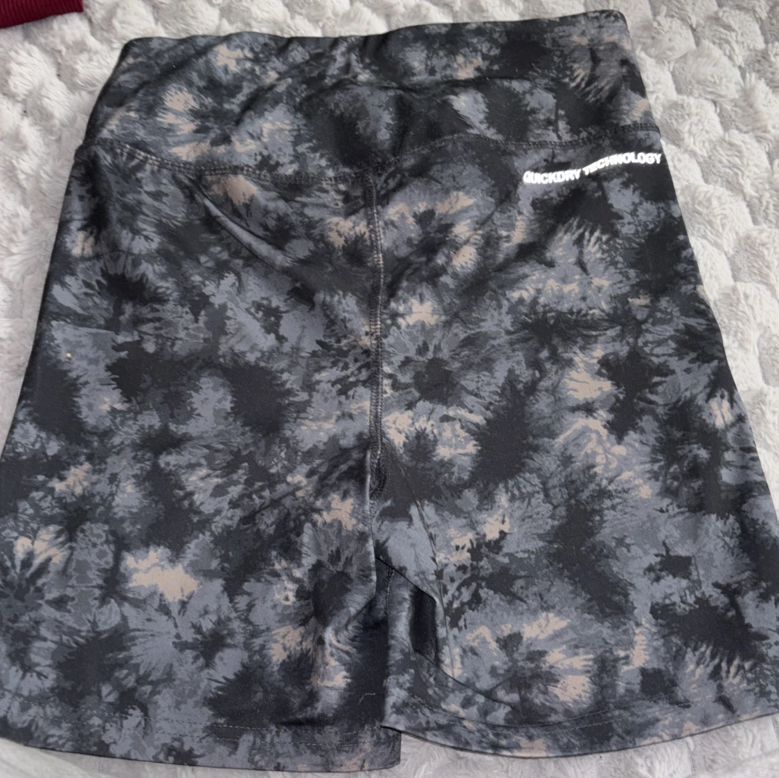 Svarta och grå träningsshorts med batikmönster från 15% - 1