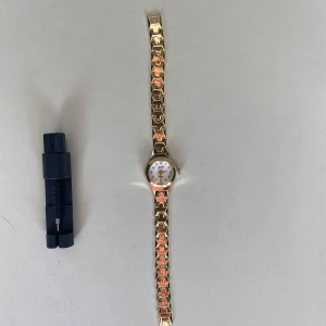 Guldplaterad damklocka  - Klockan är i ett mycket fint skick med ett sprillans nytt batteri och armbandet är justerbart så du enkelt kan justera armbandets originella storlek som är 19 cm.   Vid frågor och funderingar är det bara att skriva ✍️