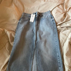 Ljusblå jeanskjol - Säljer en snygg lite längre  jeanskjol med slits framtill. Funkar till alla tillfällen, hör av er för fler bilder 🙌🏼💗