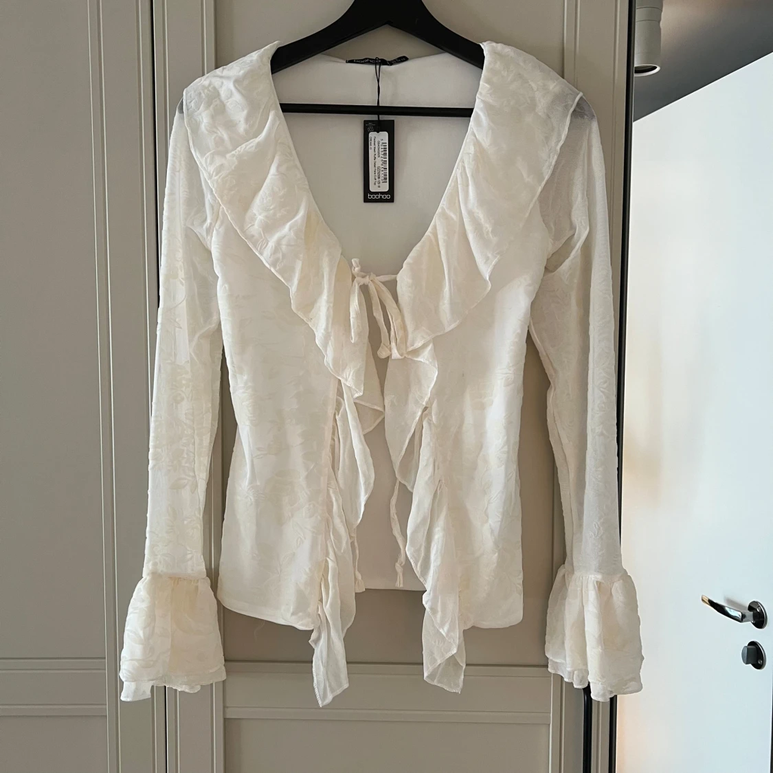 Cremevit topp från boohoo