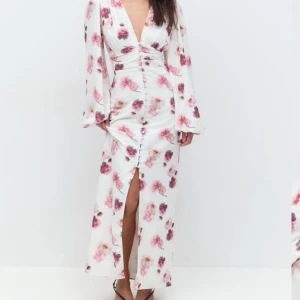 Klänning Gina - Jättefin känning som bara blivit använd en gång. Säljer då den tyvärr inte kommer till användning 