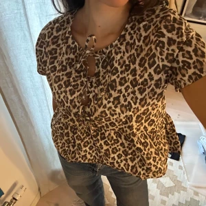 Leopardtopp Gina Tricot - Säljer denna populära leopard toppen ifrån Gina i storlek S. Alllldeig använd därav inga defekter. Köparen står för frakten och tröjan är kvar så länge det inte står SÅLD💛🐆🔥❤️